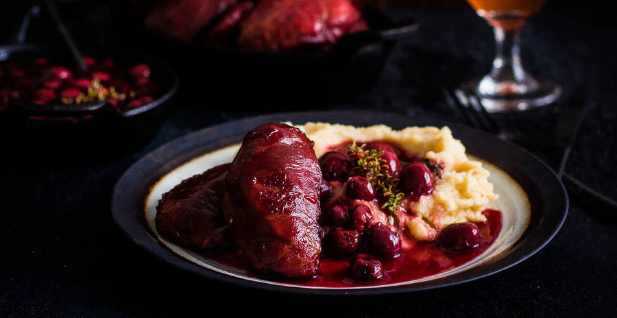 Obrăjori de porc cu sos de cireșe