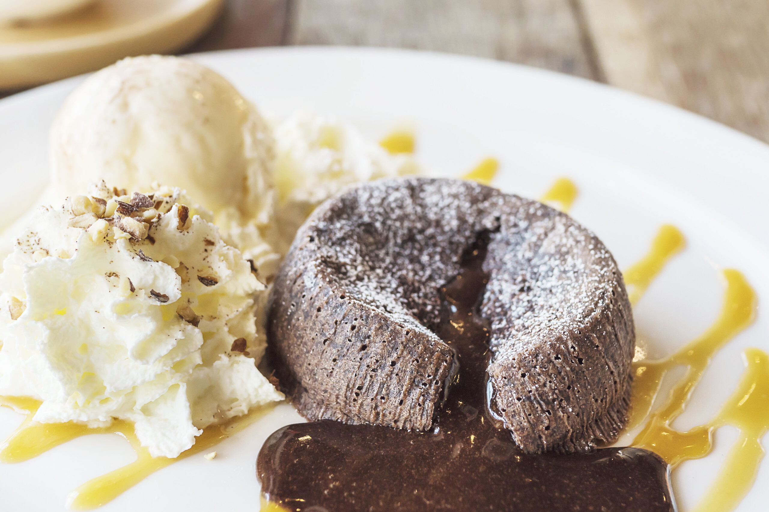 Lava cake de ciocolată cu înghețată de vanilie