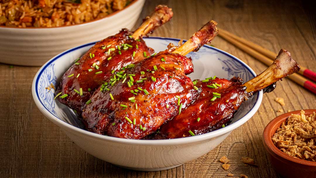 Aripioare de porc la cuptor cu sos brun