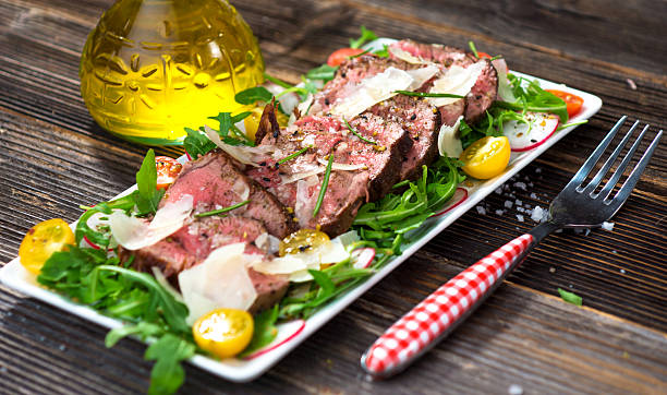 Tagliata de vită cu rucola, roșii cherry și parmezan